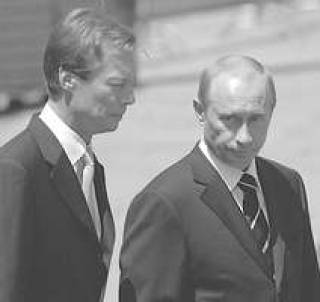 С великим герцогом Анри (слева) в Люксембурге В.Путин говорил о торгово-инвестиционном сотрудничестве.