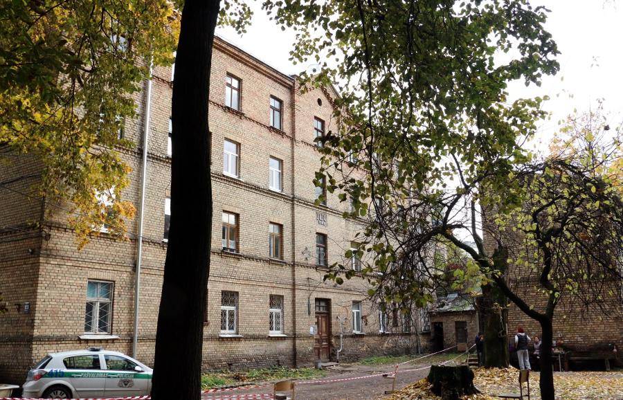 В жилом доме в центре Риги обвалился потолок, эвакуированы все жители