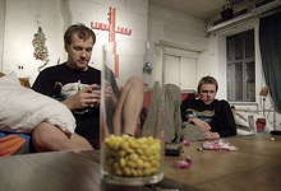 Сцена из спектакля &ldquo;Инертные газы&rdquo;.