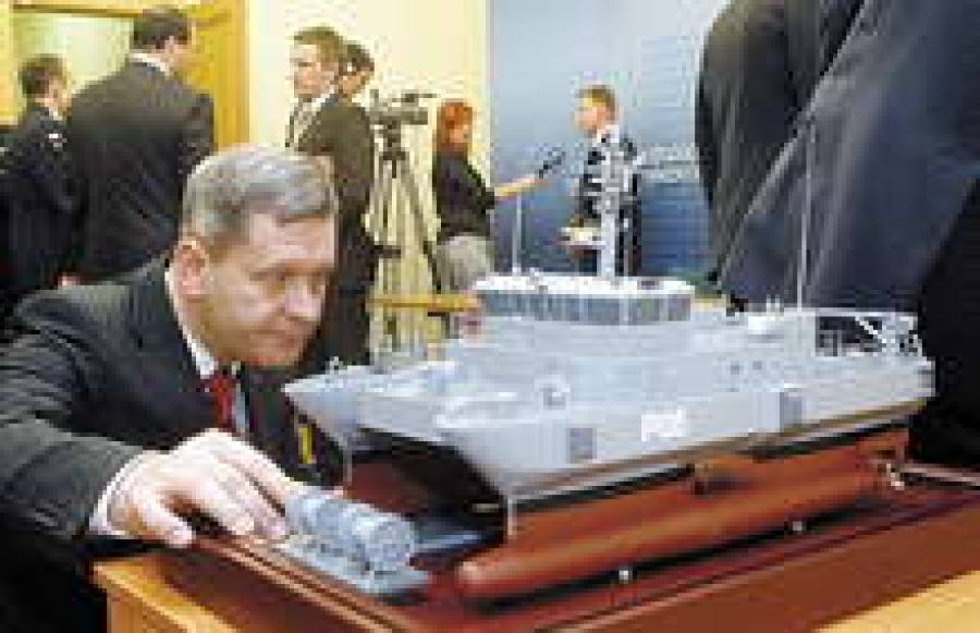 Атис Слактерис рассматривает макет тральщика Alkmaar: &ldquo;Здесь где-то должна быть инструкция...&rdquo;