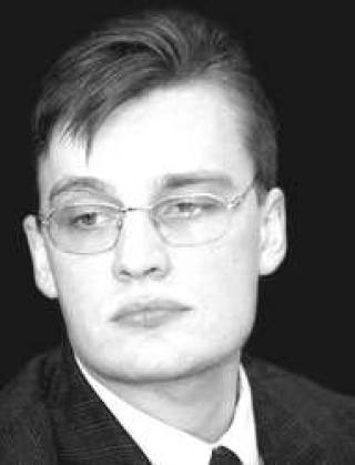  Эдгар ДУБРА родился в 1971 году, окончил экономический факультет Латвийского университета, с 1996 года работает в Saules banka . С 8 февраля — и.о. президента банка. На собрании акционеров 2 марта утвержден в этой должности. 