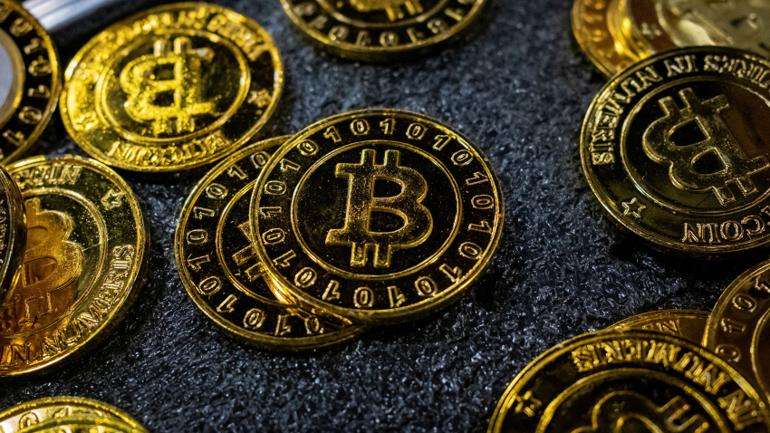 Стоимость Bitcoin впервые превысила 100 000 долларов США
