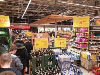 Минэкономики совместно с торговцами рассмотрит меры по уменьшению человеческого потока в магазинах