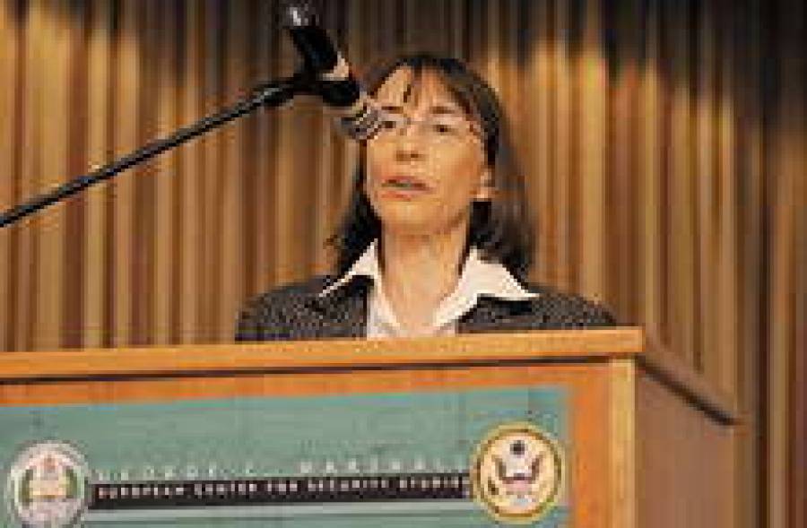 Джудит Гарбер выступает на конференции по борьбе с коррупцией в Венгрии.