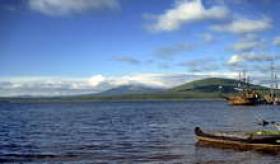 Озеро Зюраткуль лежит между несколькими невысокими хребтами.