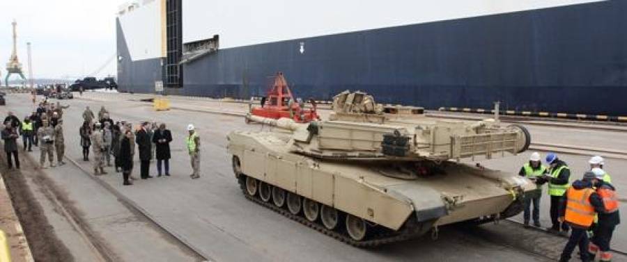 Французский политолог: высадка в Риге американской бронетехники выглядит смешно
