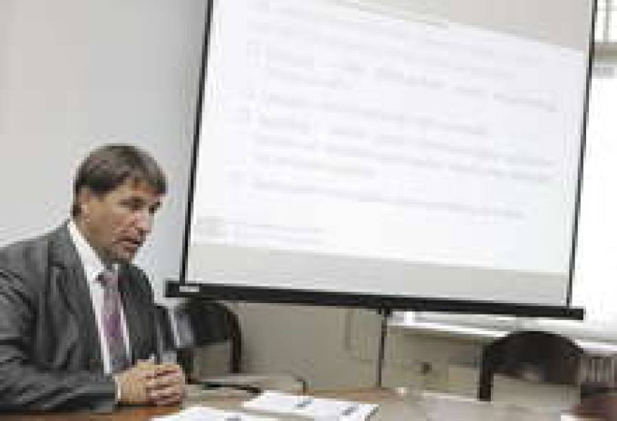 Министр экономики Артис Кампарс демонстрирует преимущества строительства терминала в Риге.