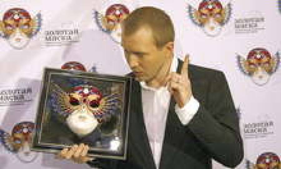 Евгений Миронов получает &ldquo;Золотую маску&rdquo; лучшего драматического актера.