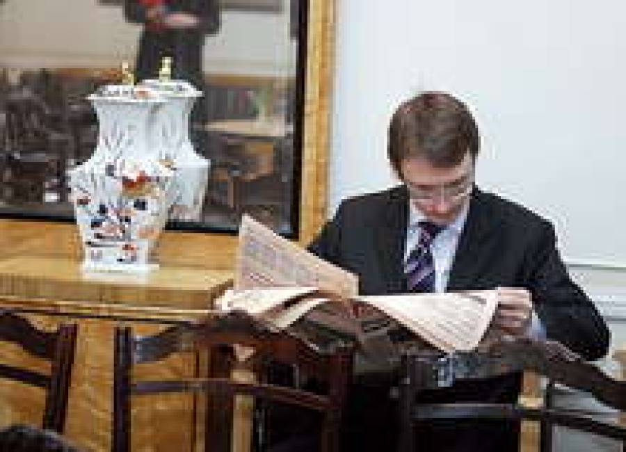Отношения с прессой чтением газет не ограничиваются.