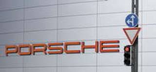 В последний момент Porsche тормознул и свернул налево, угодив в объятия катарского QIA.