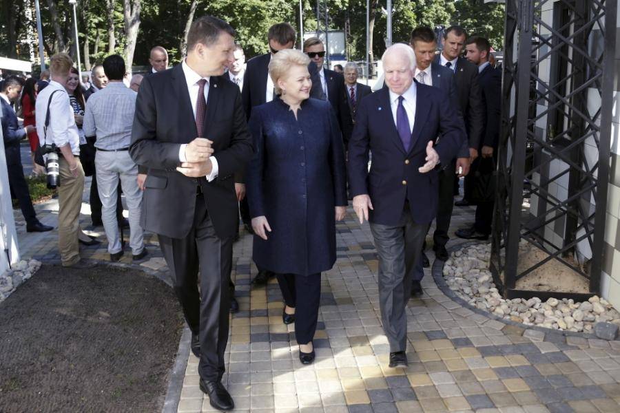 Два президента (Латвии и Литвы) и один сенатор (США).