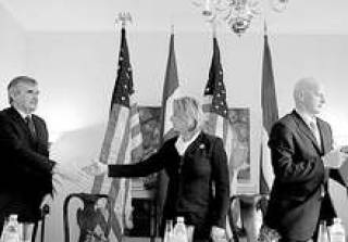 Посол США в Латвии Кэтрин Тодд-Бейли (в центре) поможет главе Верховного суда Андрису Гулянсу (слева) и министру юстиции Гайдису Берзиньшу (справа) улучшить судебную систему.