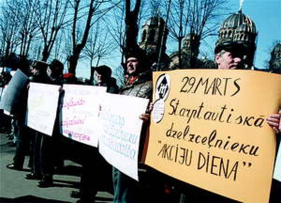 Правительство укладывают на рельсы