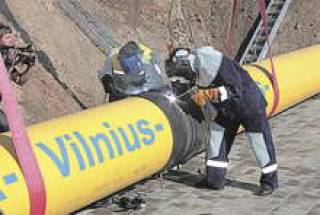 Запуск нового газопровода в обход России намечен на 2015 год: литовские рабочие готовы к работе.