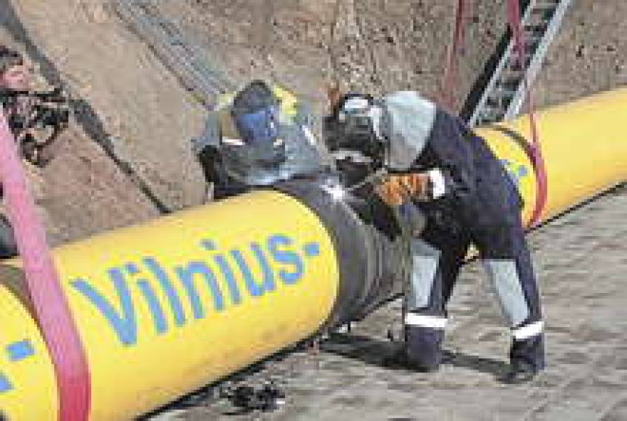 Запуск нового газопровода в обход России намечен на 2015 год: литовские рабочие готовы к работе.