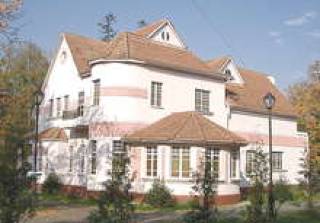 Из дворцов &mdash; в "коммуны"