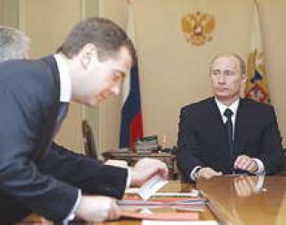 Д.Медведев (слева) обменялся с В.Путиным любезностями.