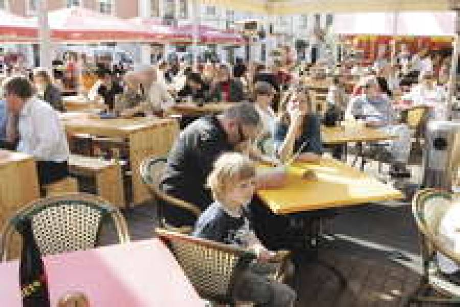 Мера будет иметь значение прежде всего для фирм, в которых оклады ниже среднего, например, гостиниц и ресторанов, полагают эксперты.