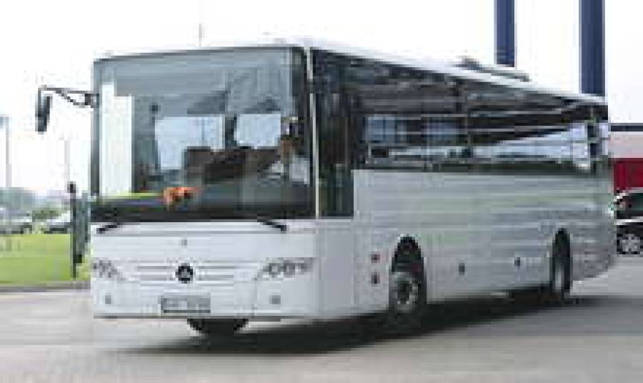 На таких, но только оранжевого цвета, автобусах Mercedes-Benz будут возить латвийских школьников.