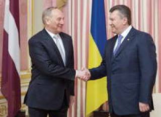 Президент Латвии А.Берзиньш и его украинский коллега В. Янукович.