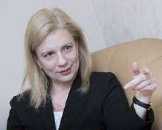 Елена Алфеева: “Из-за того, что подоходный налог с населения понизили всего на 2%, те же маленькие фирмы сейчас в первую очередь перейдут в так называемый серый сектор экономики”.