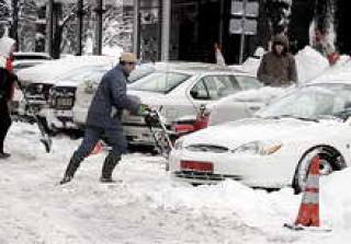 Думские чиновники предлагают жителям самим расчищать снег на улицах.