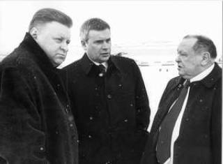  Посол России в Латвии Александр УДАЛЬЦОВ, президент ЛУКойла Вагит АЛЕКПЕРОВ и президент LUKoil Baltija Group Хаим КОГАН в аэропорту &quot;Рига&quot;. 