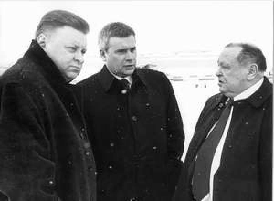  Посол России в Латвии Александр УДАЛЬЦОВ, президент ЛУКойла Вагит АЛЕКПЕРОВ и президент LUKoil Baltija Group Хаим КОГАН в аэропорту &quot;Рига&quot;. 