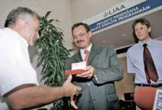 Для изучения открывающихся перед компанией Maiga горизонтов директор LIAA Юрис Канелс подарил Андрею Бухбиндеру (слева) бинокль.