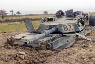 Танк M1 Abrams иногда застревают.