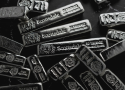 Серебро резко дешевеет, Уолл-стрит уходит в минус