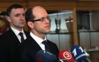 Президент Ассоциации коммерческих банков Латвии Мартиньш Бичевскис и заместитель председателя FKTK Янис Бразовскис (на заднем плане).
