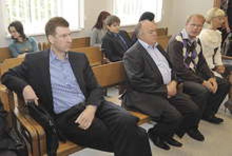 Вилнис Штрамс (слева) собирается сделать крайним Раймонда Яниту (в центре).