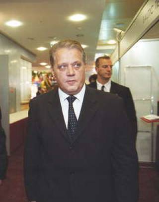 Премьер-министр потерял в зарплате