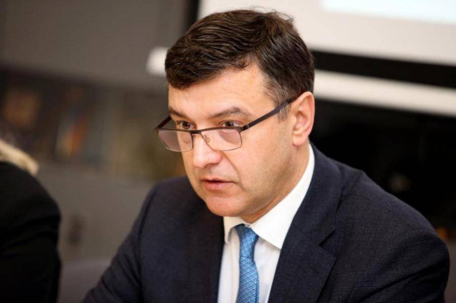 Рейрс режет пособия: предприниматели должны содержать страну, а не наоборот