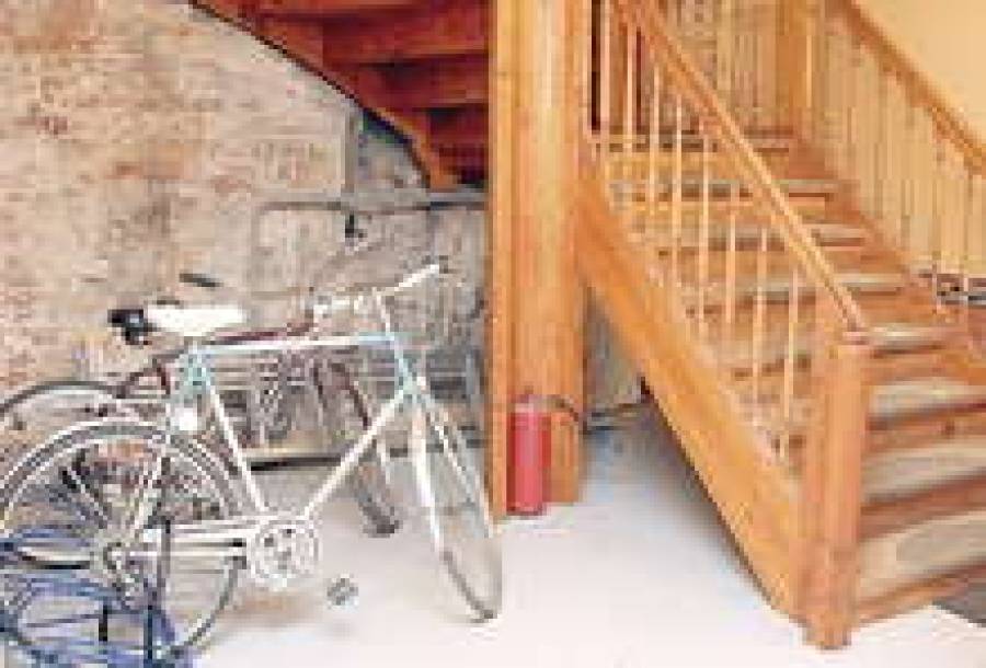 Некоторые сотрудники приезжают на работу на велосипедах и оставляют их у входа в офис, куда ведет старинная лестница.