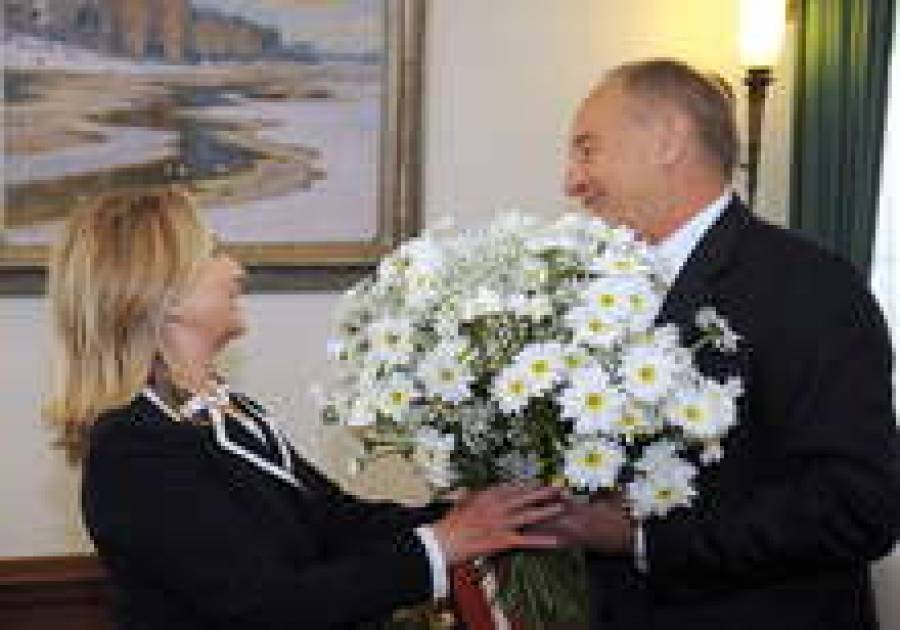 Хиллари Клинтон и Андрис Берзиньш, связанные одним букетом.