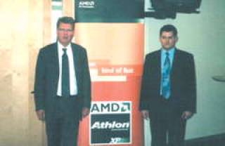  Менеджер AMD по маркетингу и торговле в Северном регионе Томас СТЕН- БЕРГ и директор фирмы ALGS Riga Cергей ПИЛИПЧУК.