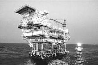 За последние 18 месяцев цена на нефть переступила сначала отметку 40 долларов за баррель, потом 50 и, наконец, 60. 12 августа цена американской легкой нефти впервые достигла 66 долларов. Дорогое сырье стало причиной увеличения июньского внешнеторгового дефицита США на 6,1%. Многие аналитики прогнозируют продолжение роста далеко за 70 долларов за баррель.