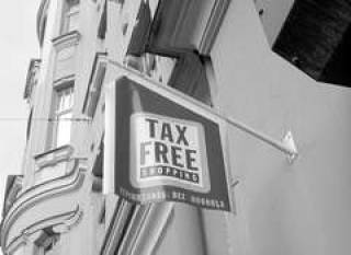 Возвращать деньги за шубы снова доверили Tax free shopping