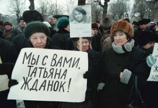 Считать Жданок коммунистом
