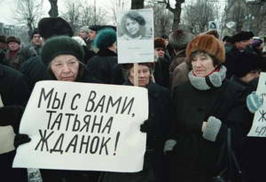 Считать Жданок коммунистом