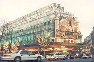 Самый популярный магазин Парижа Galeries Lafayette в сезон распродаж посещают по 200—250 тысяч покупателей в день.