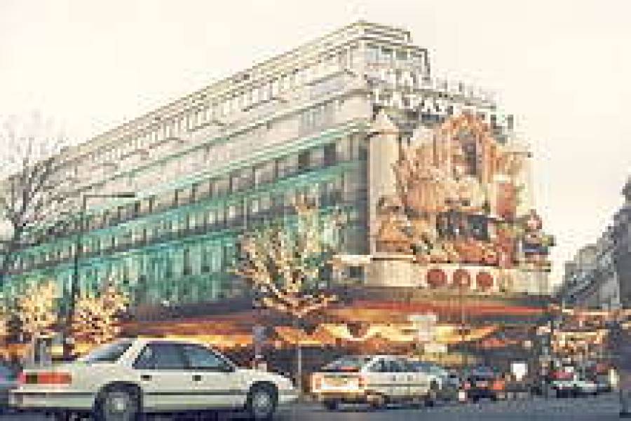 Самый популярный магазин Парижа Galeries Lafayette в сезон распродаж посещают по 200—250 тысяч покупателей в день.
