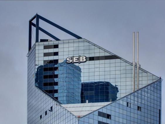 Банк SEB продолжает работать в России