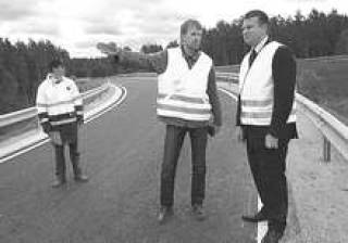 Министр Айнар Шлесерс (справа) курирует строительство автомобильных трасс круглогодично.