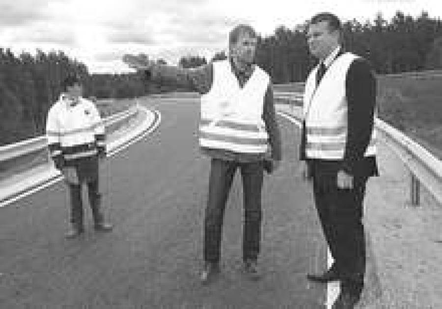 Министр Айнар Шлесерс (справа) курирует строительство автомобильных трасс круглогодично.