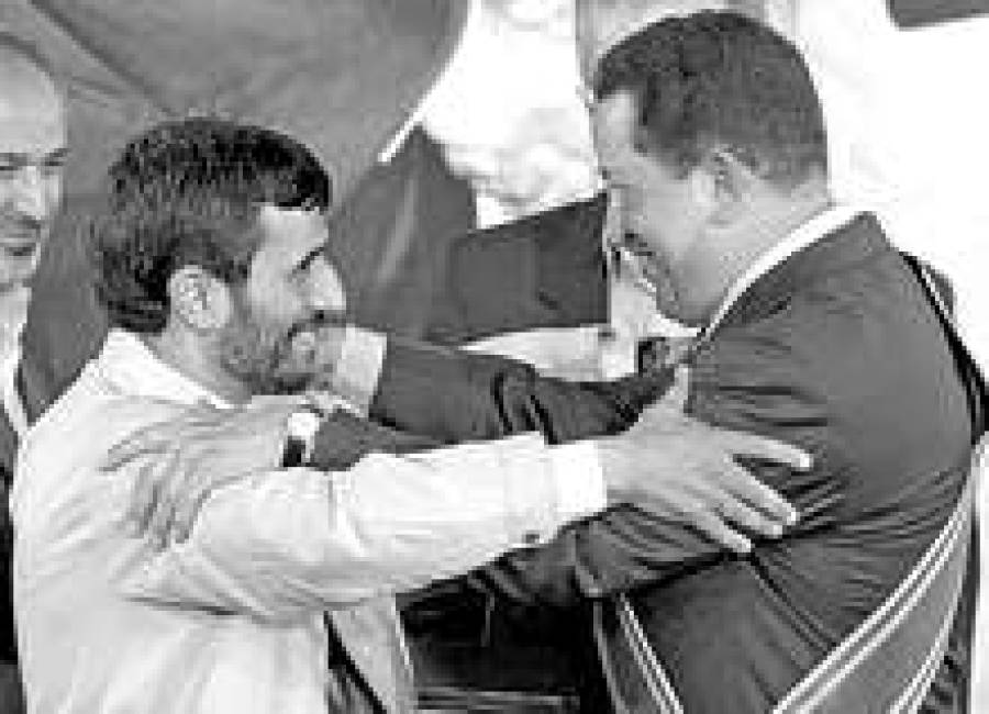 Глава Ирана Махмуд Ахмадинежад (слева) и президент Венесуэлы Уго Чавес.