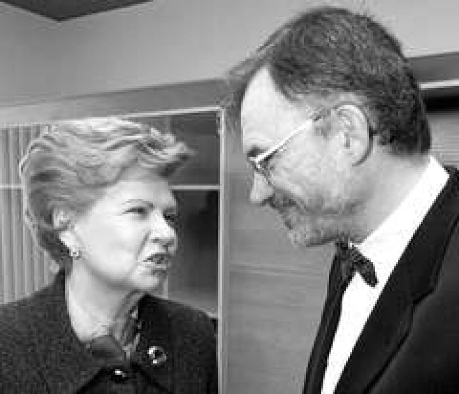  Президенту Латвии (слева) и послу Литвы есть о чем поговорить.