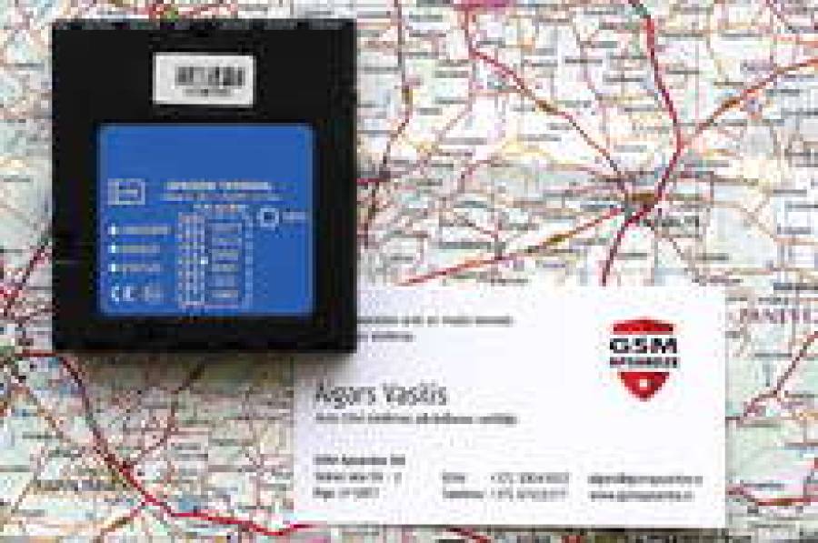 На машину нужно установить передатчик, принимающий спутниковые данные.